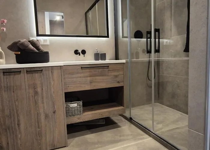 Luxurious Almond Apartment, Self Check-in 24h, Free Parking, Air-conditioning 아파트