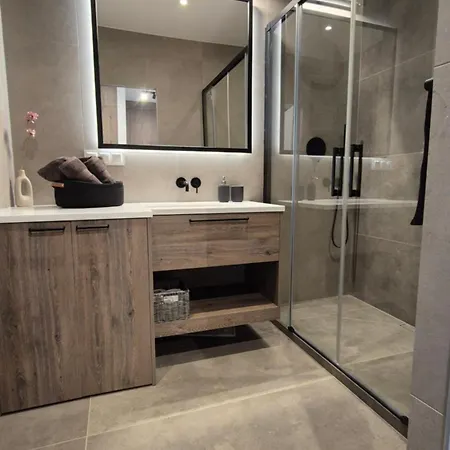 Apartment Luxurious Almond Apartment, Self Check-in 24h, Parking, Air-conditioning *